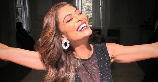 Com decotão generoso, Juliana Paes esbanja sensualidade e rouba a cena