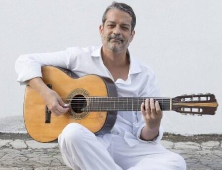 Músico tenta vender violão e recebe R$ 90 mil de vaquinha