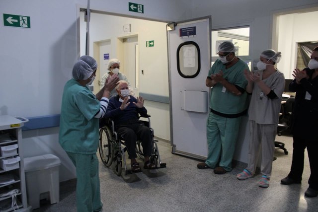 Em Piracicaba, paciente de 89 anos com coronavírus recebe alta no Hospital Regional