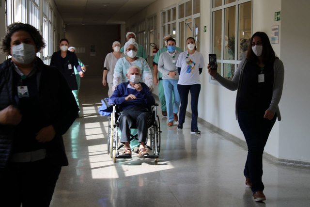 Em Piracicaba, paciente de 89 anos com coronavírus recebe alta no Hospital Regional
