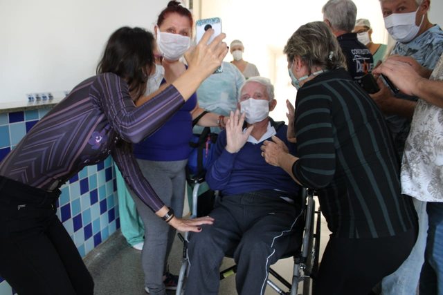 Em Piracicaba, paciente de 89 anos com coronavírus recebe alta no Hospital Regional