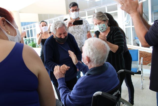 Em Piracicaba, paciente de 89 anos com coronavírus recebe alta no Hospital Regional