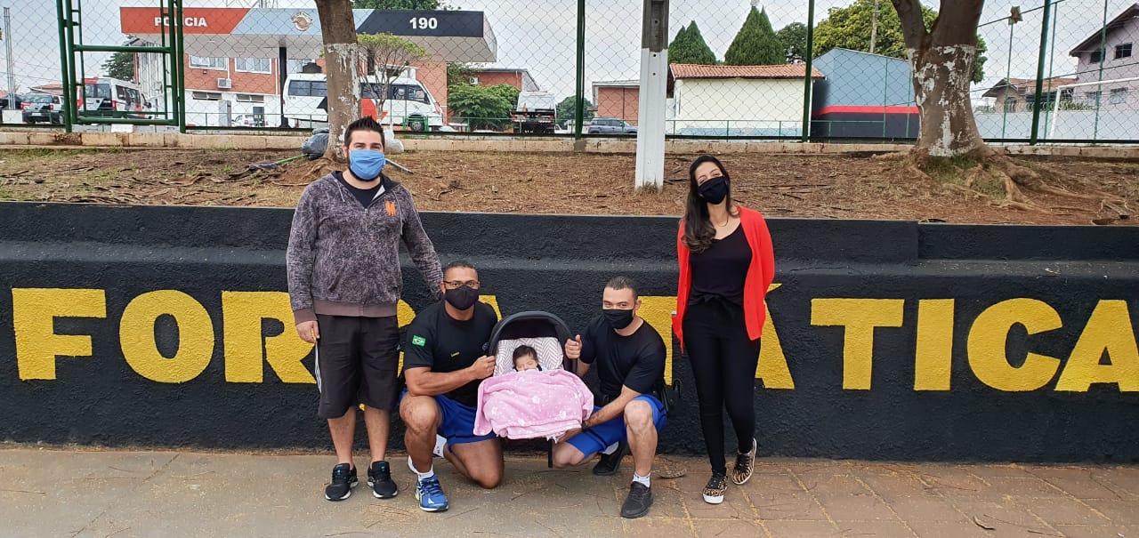 Pais da bebê salva por policiais em Piracicaba voltam à base da Rocam para agradecer