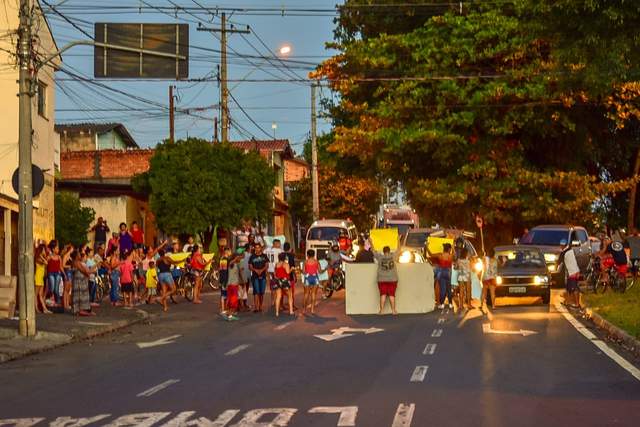 Protestos são registrados em Piracicaba, na noite desta segunda-feira (08)