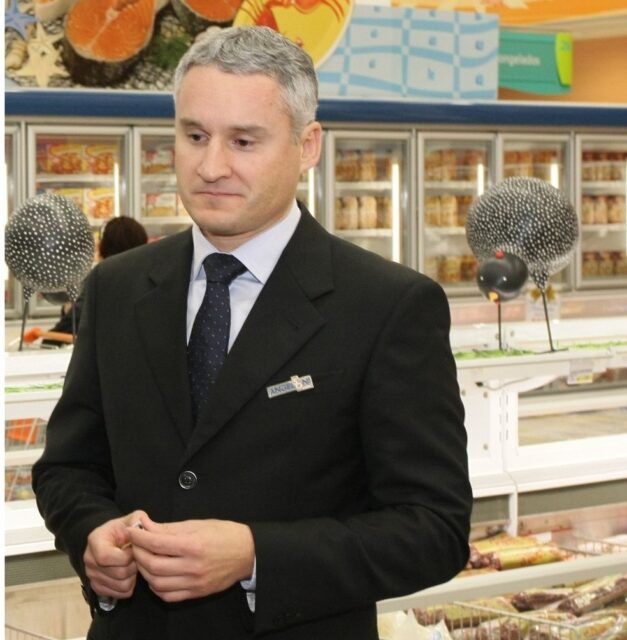 Empresário morre em grave acidente; carro de luxo partiu ao meio com o impacto Empresário morre em grave acidente; carro de luxo partiu ao meio com o impacto