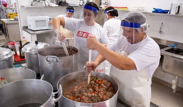 Em meio à pandemia, Sesi-SP produz refeições gratuitas a comunidades carentes