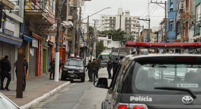 Tentativa de roubo a banco termina com dois mortos e um PM baleado em SP