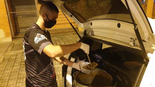 Zagueiro do Santos serve sopa para moradores de rua durante pandemia