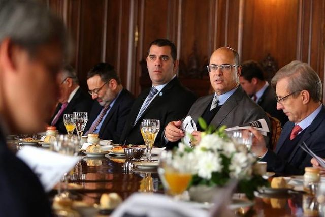 Ameaçado por pedidos de impeachment, Witzel demite ex-braço direito