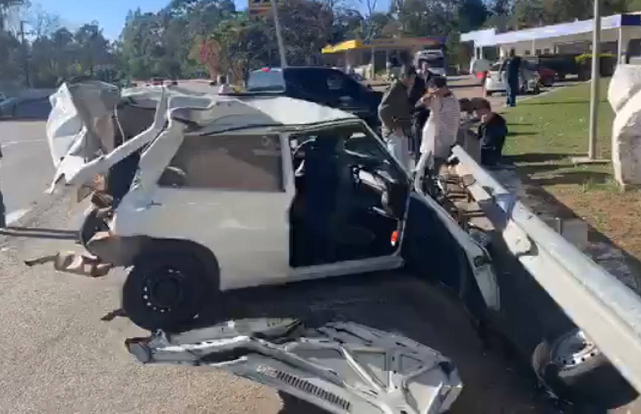 Carro fica destruído após colidir em caminhão; veja fotos