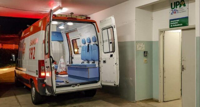 Na imagem podemos ver uma ambulância do SAMU estacionada em uma entrada de urgência de uma UPA