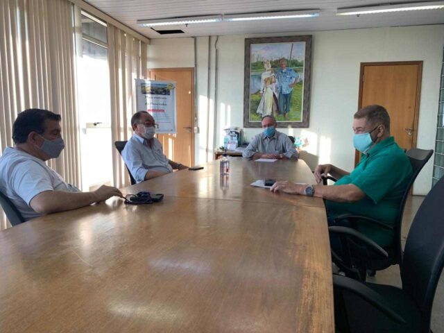 Na imagem estão Jorge Akira, a esquerda, Barjas Negri no centro, e João Soares, a direita