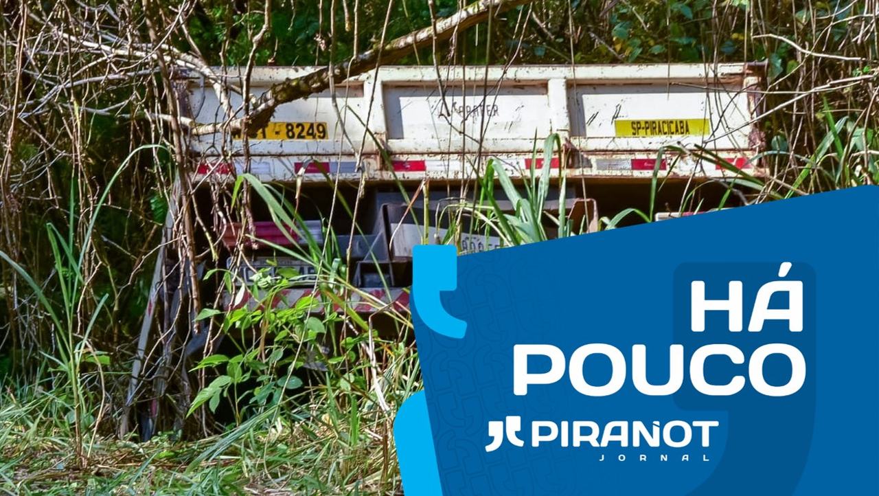 Em Piracicaba, caminhão carregado com cimento cai em barranco