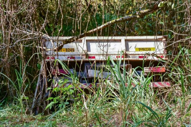 Uma foto do caminhão que caiu no córrego