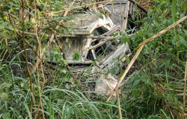 Uma foto do caminhão que caiu no córrego
