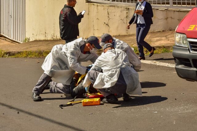 Uma foto do socorro ao motoqueiro