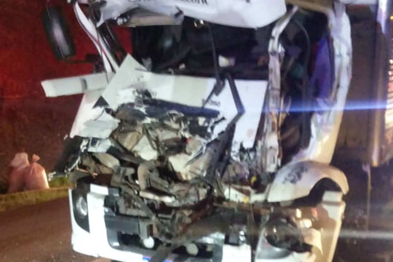 Motorista morre em grave acidente de trânsito envolvendo dois caminhões