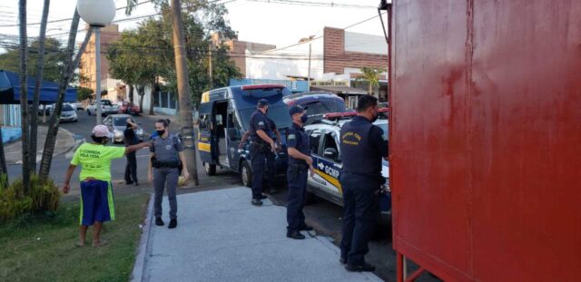 Na imagem podemos ver a movimentação policial no local