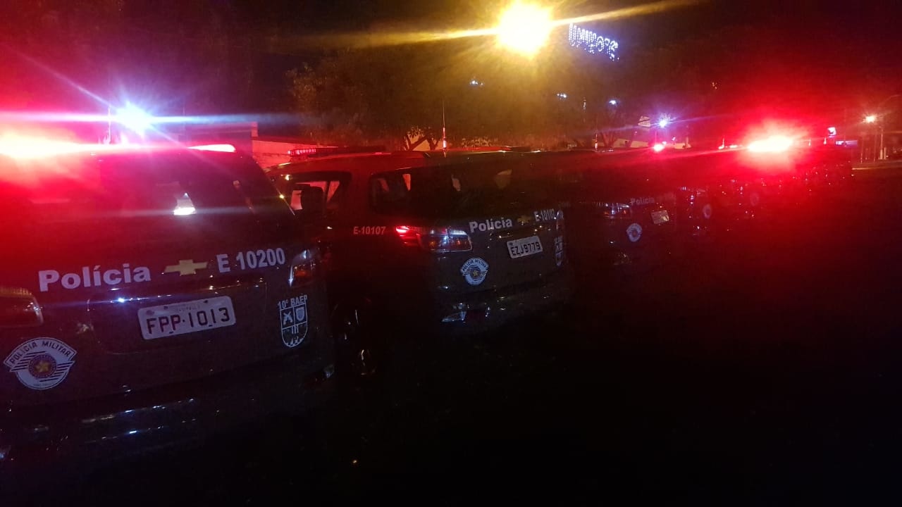 Na imagem há viaturas do BAEP com as sirenes ligadas