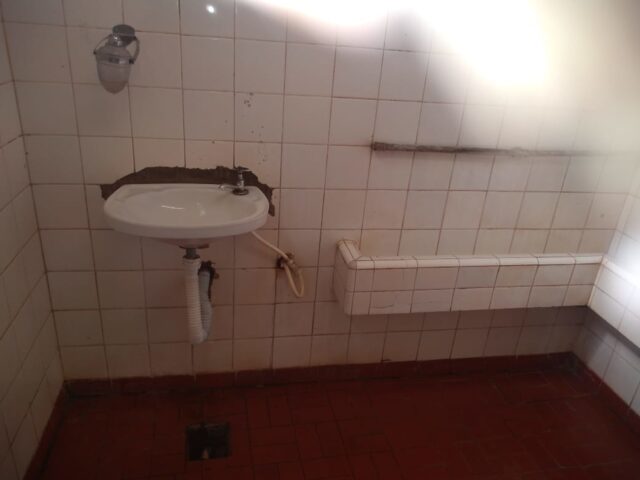 Uma foto da pia do banheiro da praça central de Tupi