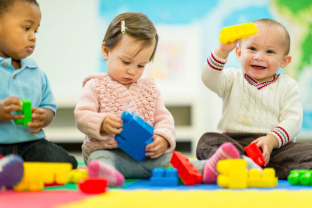 Uma foto de bebês aprendendo e brincando nas escolas de Educação Infantil