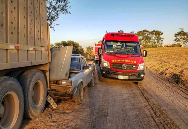 Uma foto do acidente envolvendo o caminhão e o carro