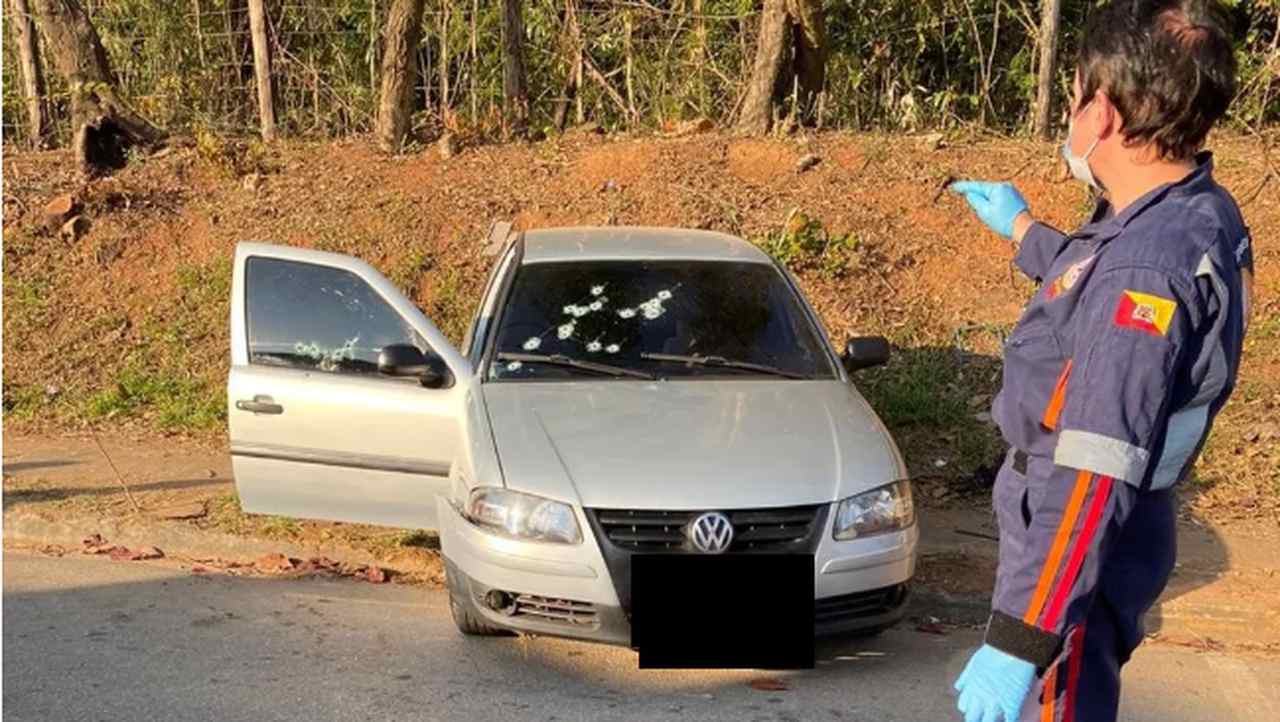 Homem morre após carro ser alvejado por 20 tiros