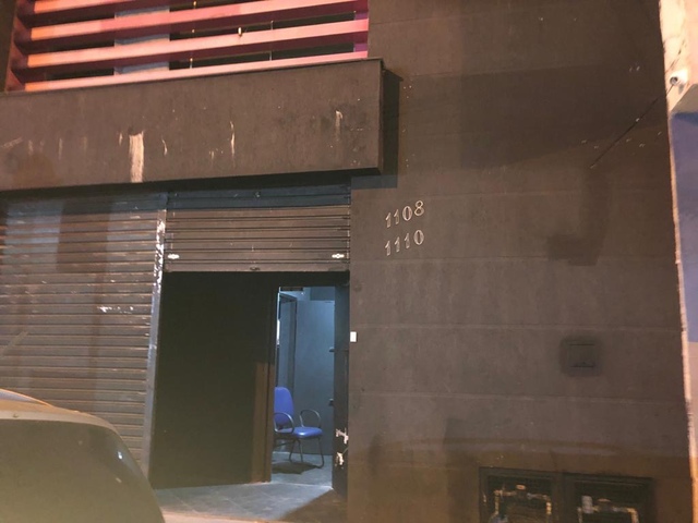 Foto da fachada da casa de jogos de azar.