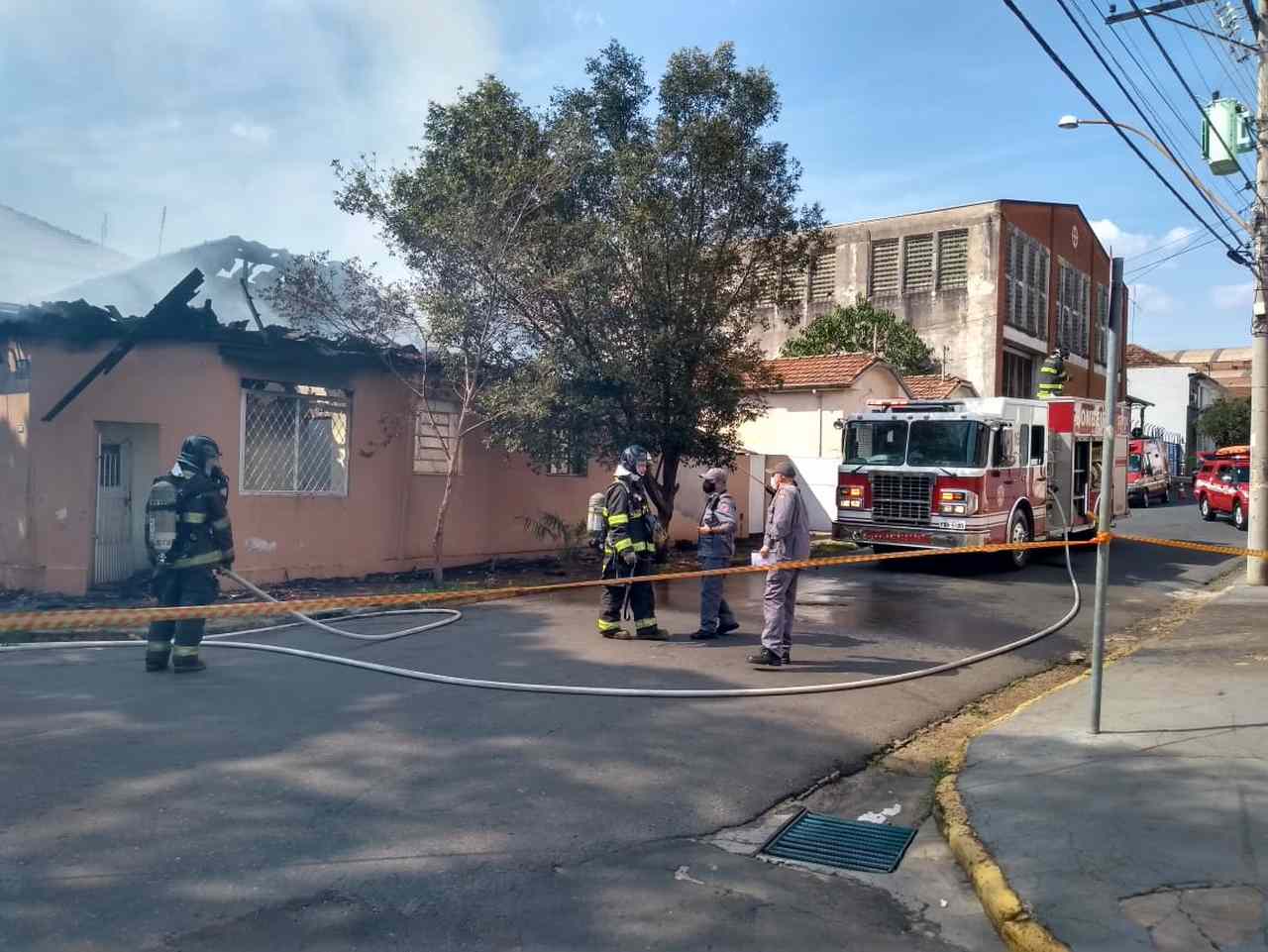 Casa em chamas mobiliza GCM e bombeiros, em Piracicaba