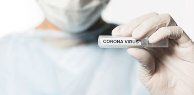 Uma foto de um enfermeiro segurando um teste de coronavírus - Covid-19