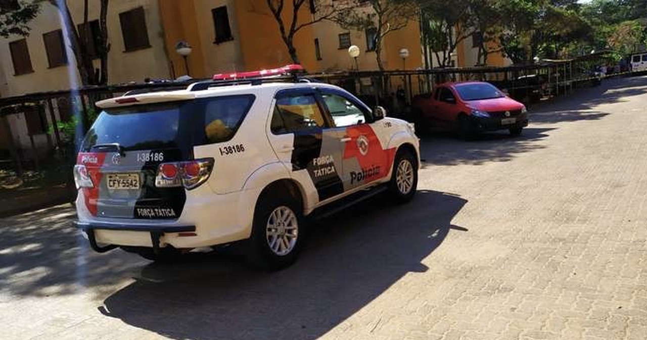 Homem é morto a tiros dentro de carro, na garagem de condomínio residencial