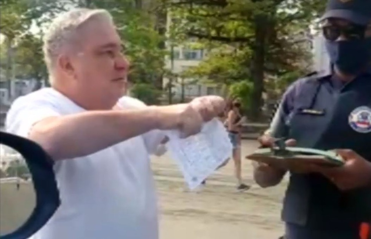 Desembargador de SP chama guarda-civil de analfabeto e rasga multa ao ser flagrado sem máscara