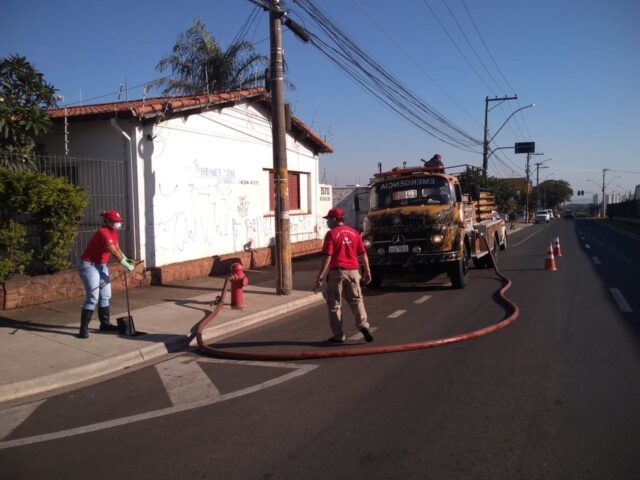 Uma foto das equipes da Prefeitura desinfectando locais públicos de Piracicaba