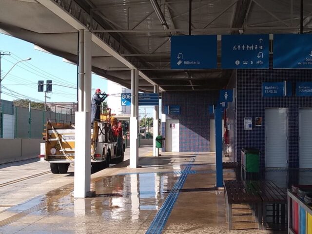 Uma foto das equipes da Prefeitura desinfectando locais públicos de Piracicaba