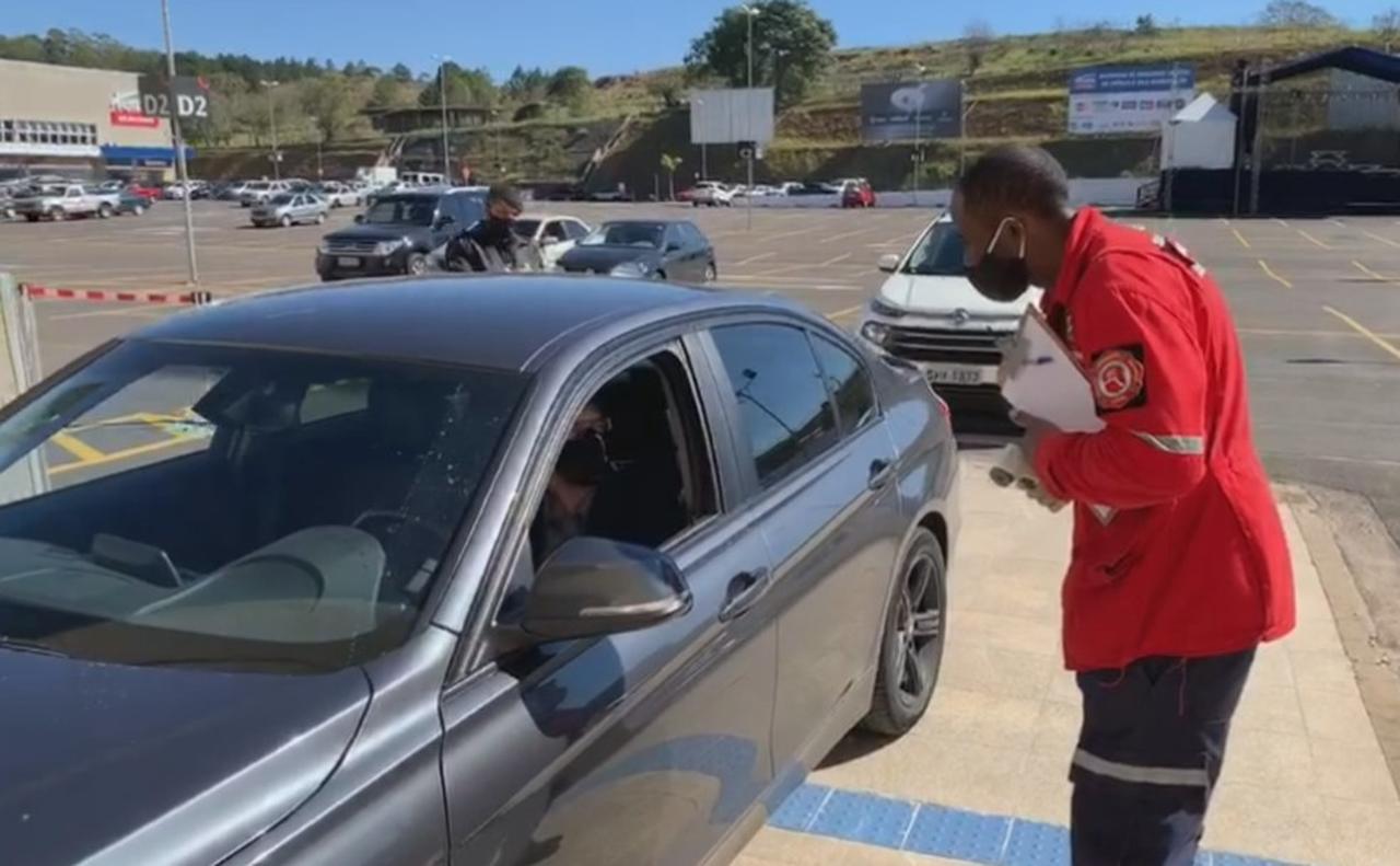 Drive-thru de carros dentro de shopping em Botucatu é proibido, diz governo