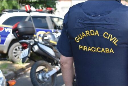 Na imagem, um GCM aparece de costas mostrando a farda