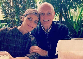 Na imagem Fernanda Lima aparece ao lado do pai, Cleomar