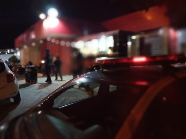 Uma foto dos agentes fazendo a fiscalização em conveniência de Piracicaba Uma foto dos agentes fazendo a fiscalização em conveniência de Piracicaba