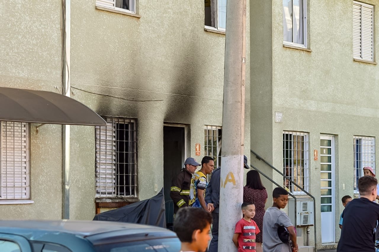 Incêndio em apartamento popular mobiliza Corpo de Bombeiros, em Piracicaba