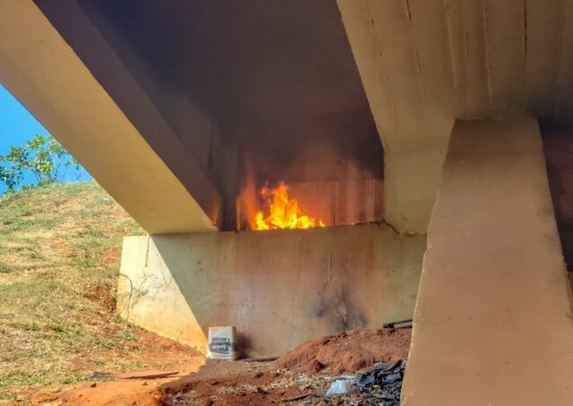 Uma imagem do fogo sob o pontilhão