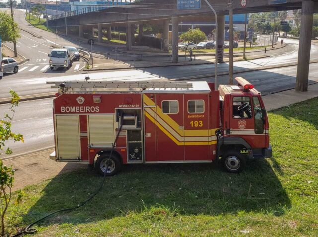 Uma imagem do Corpo de Bombeiros no local