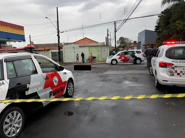 Homem é surpreendido por cinco indivíduos em veículo e morto a tiros