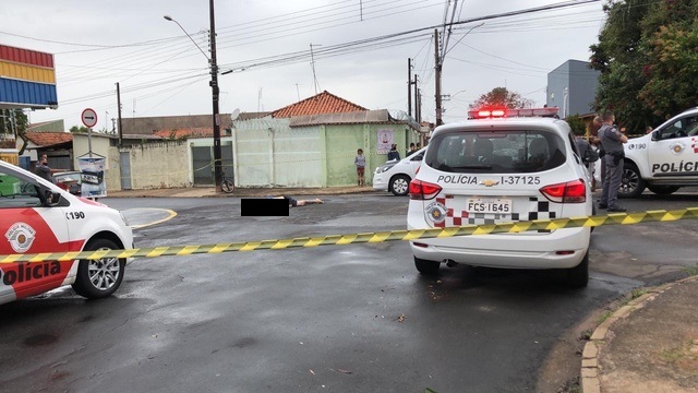 Homem é surpreendido por cinco indivíduos em veículo e morto a tiros