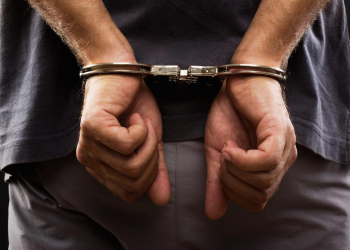 Na imagem, um homem preso