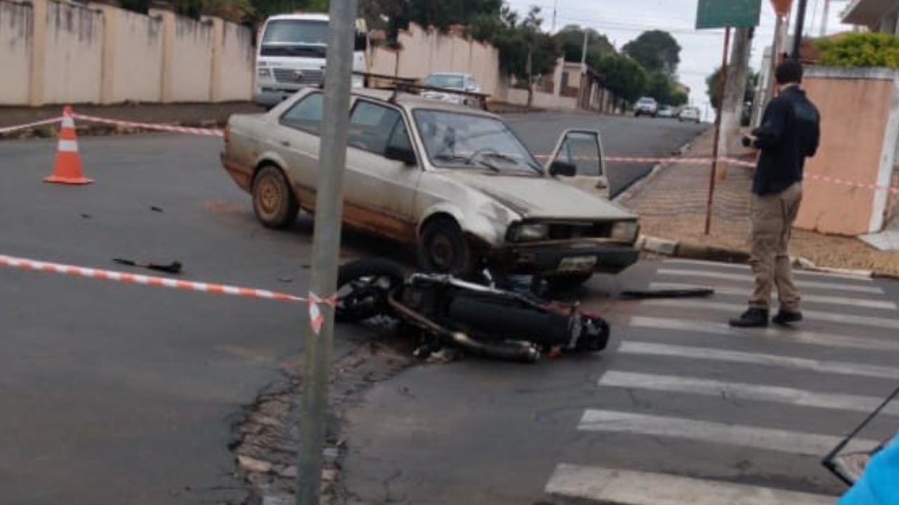 Jovem de 21 anos morre em acidente entre carro e moto