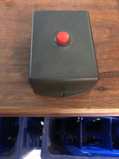 Uma foto do dispositivo que encerrava os jogos remotamente