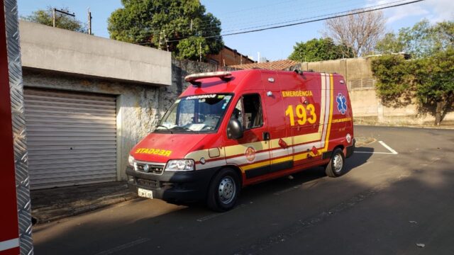 Uma foto da viatura dos bombeiros defronte à residência do idoso