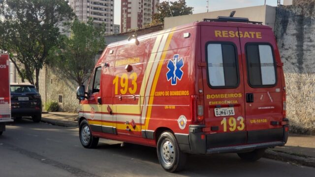 Uma foto da viatura dos bombeiros defronte à residência do idoso