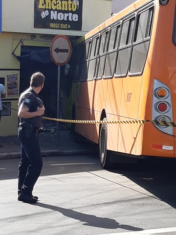 Uma foto do ônibus desgovernado