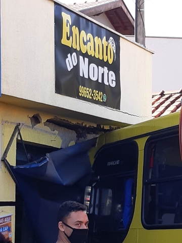 Uma foto do ônibus desgovernado